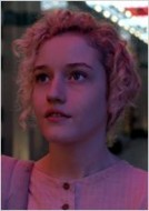 Julia Garner 